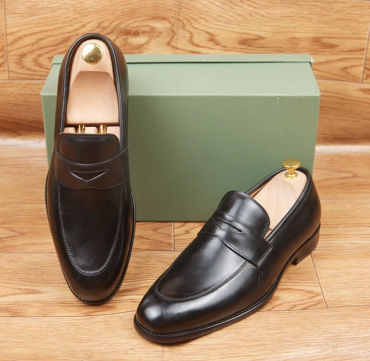 Soulier et Mocassins en Cuir Haut de Gamme pour un Look Professionnel et décontracté où que vous soyez.