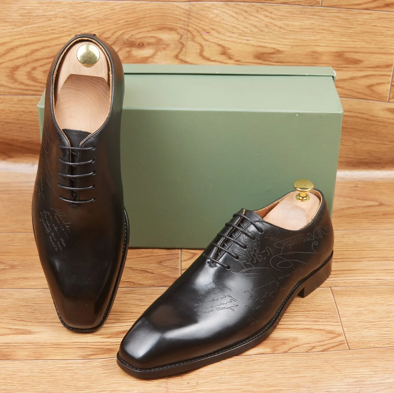 Soulier et Mocassins en Cuir Haut de Gamme pour un Look Professionnel et décontracté où que vous soyez.