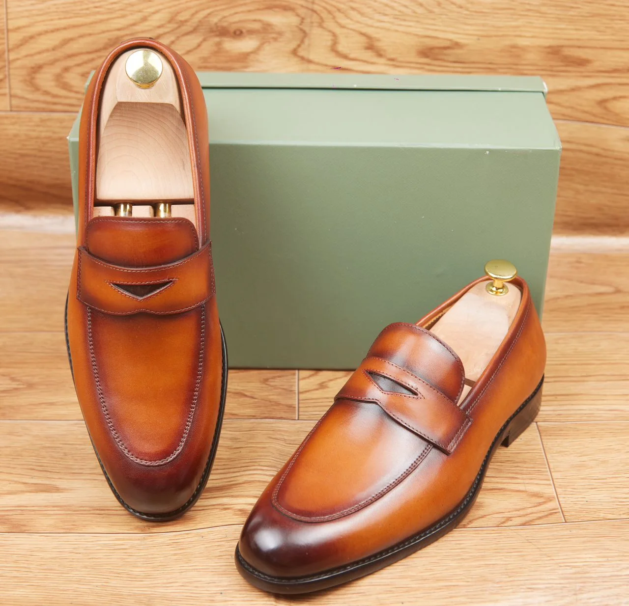 Soulier et Mocassins en Cuir Haut de Gamme pour un Look Professionnel et décontracté où que vous soyez.