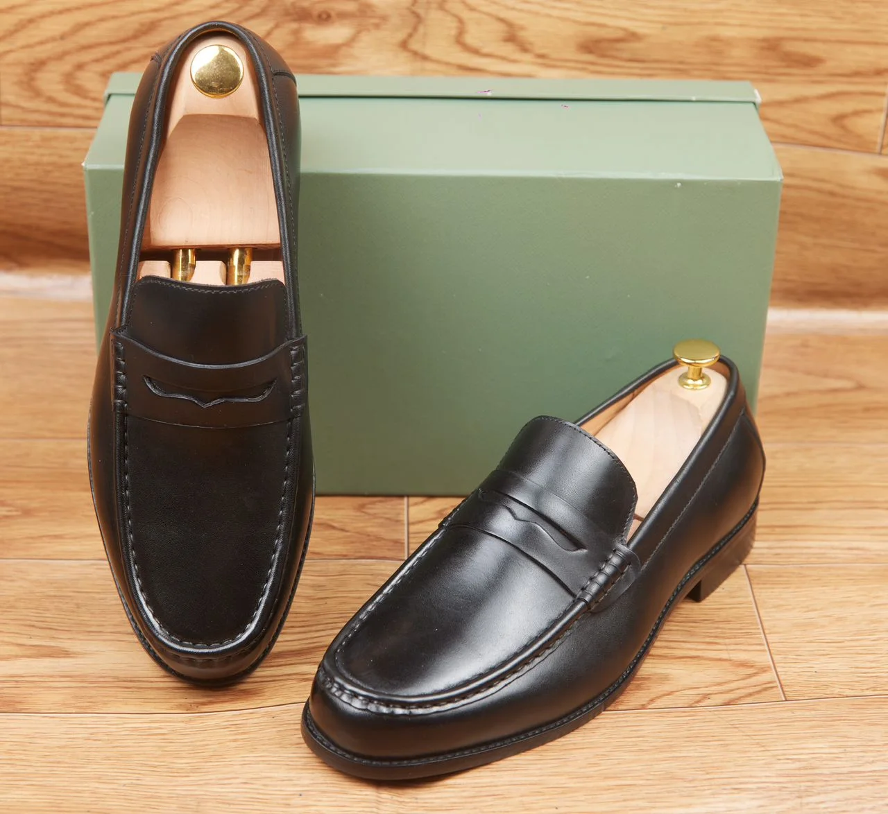 Soulier et Mocassins en Cuir Haut de Gamme pour un Look Professionnel et décontracté où que vous soyez.