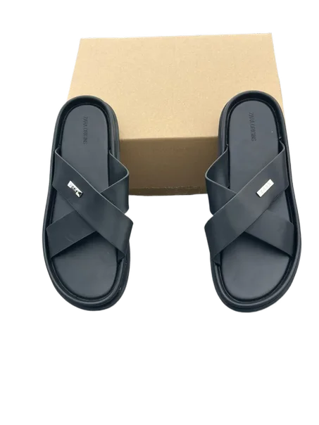 Sandale à brides croisées — Noir (sangle croisée, finition mate)