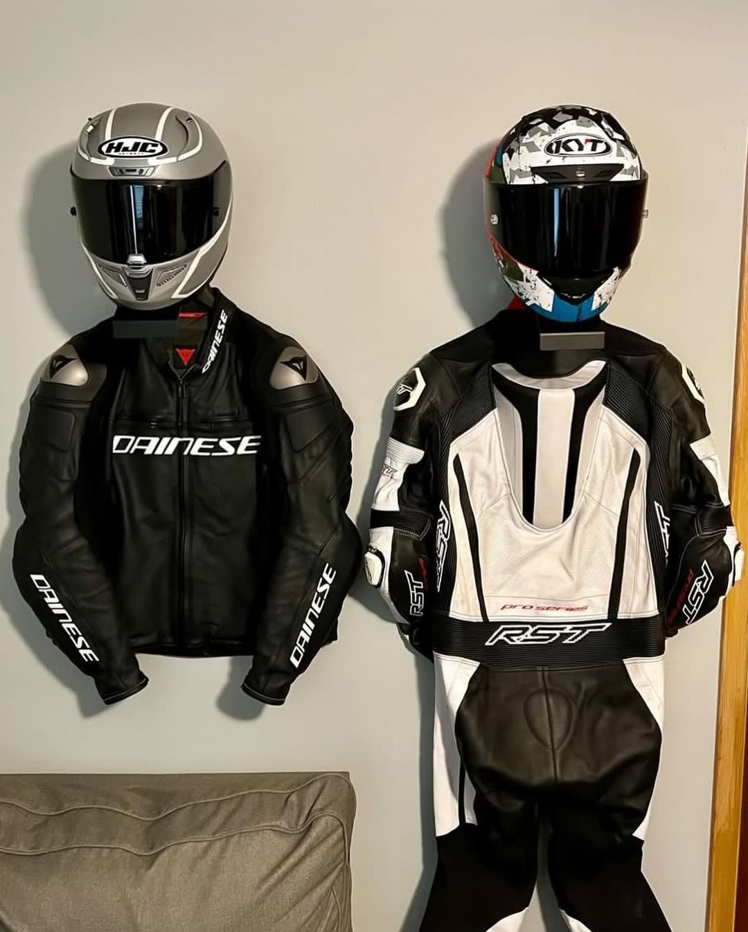 حامل الخوذة المعدني