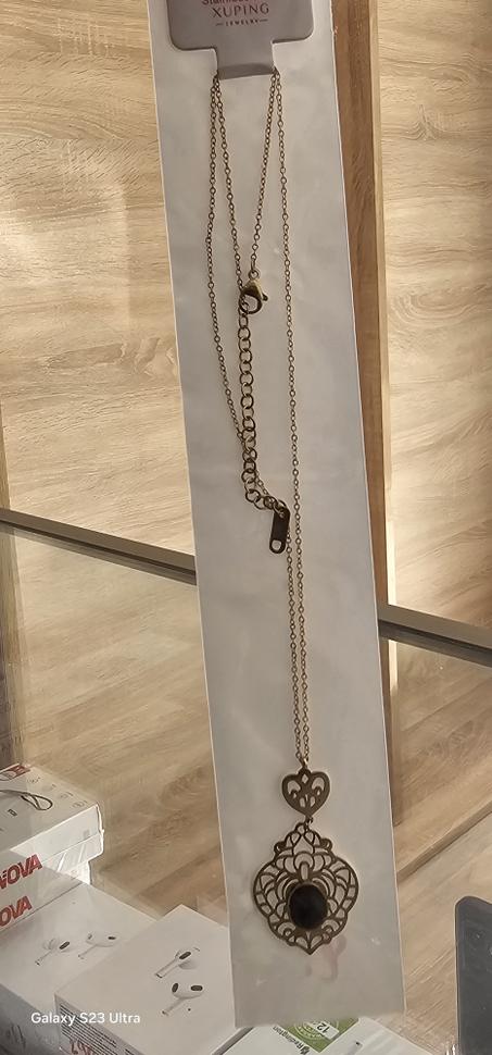 عقد نسائي فاخر  بتصميم كلاسيكي