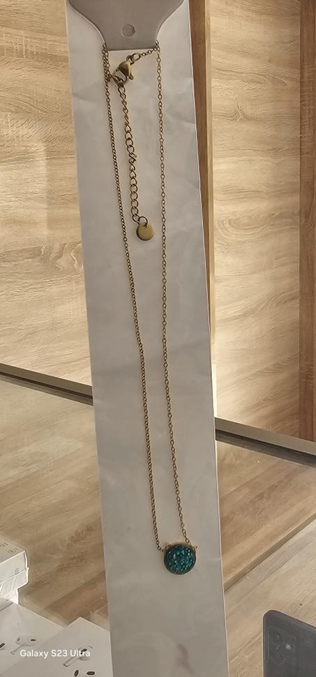 عقد نسائي باللون الذهبي