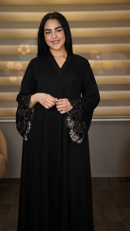 عباية وردة بتفاصيل فاخرة