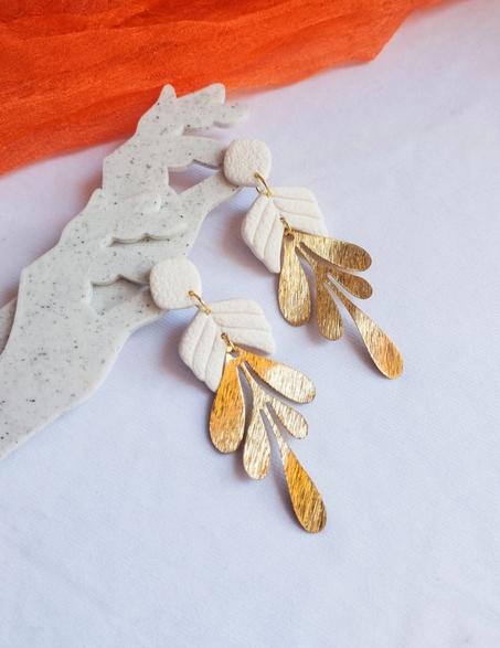 Classy pendant earrings