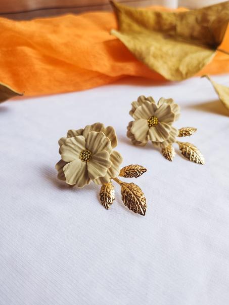 Nude flower earrings