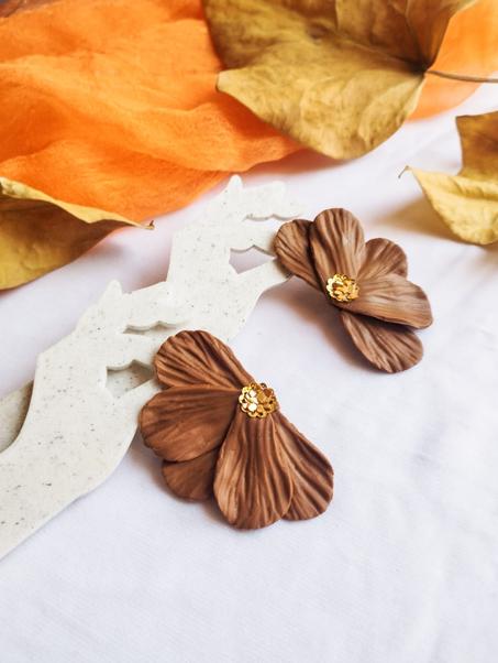 Amber daisy earrings