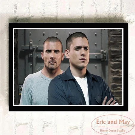 🎬 لوحة جدارية فاخرة بتصميم مسلسل Prison Break – 60×40 سم. 🎬 Panneau mural de luxe design Prison Break – 60×40 cm.
