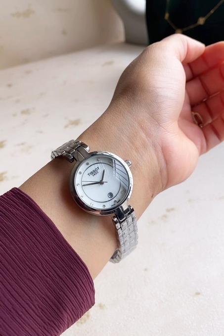 ساعة انيقة للنساء