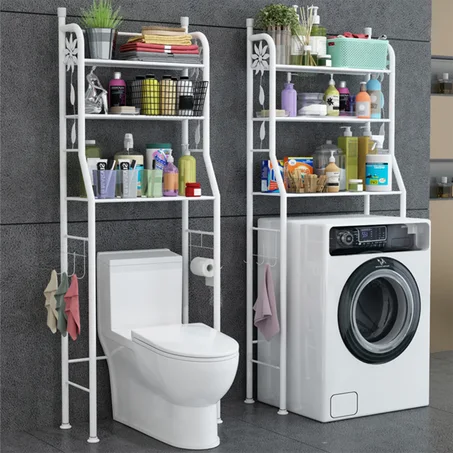 رف فوق المرحاض لتوفير المساحة وتنظيم الحمّام