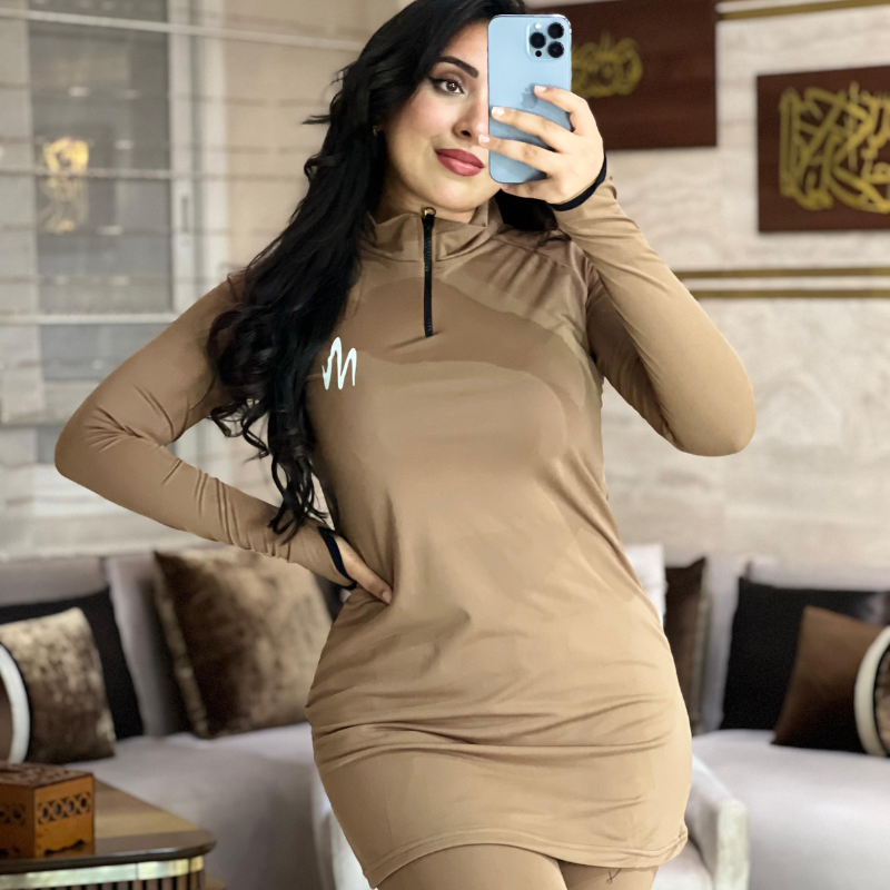 طقم رياضي نسائي أنيق مع خطوط جانبية عصرية