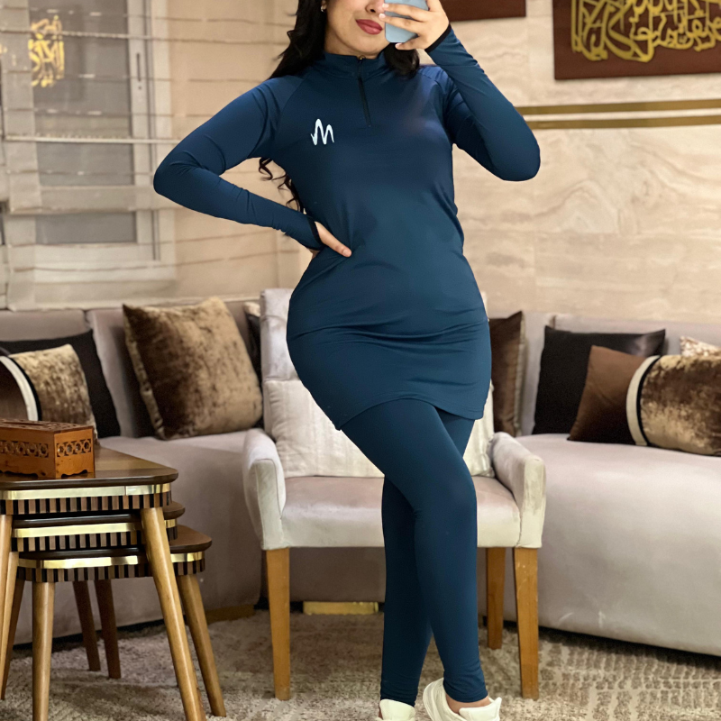 طقم رياضي نسائي أنيق مع خطوط جانبية عصرية