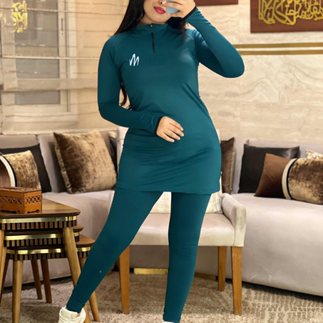 طقم رياضي نسائي أنيق مع خطوط جانبية عصرية