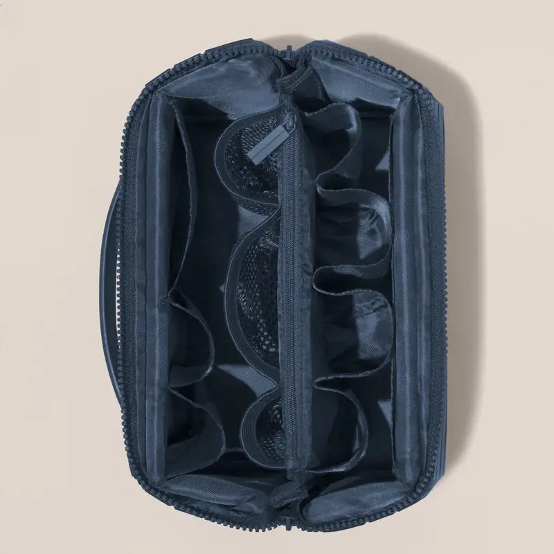 حقيبة جلدية مخططة فاخرة بيد علوية