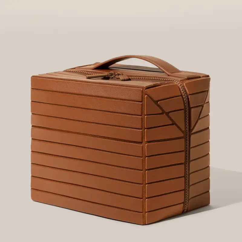 حقيبة جلدية مخططة فاخرة بيد علوية