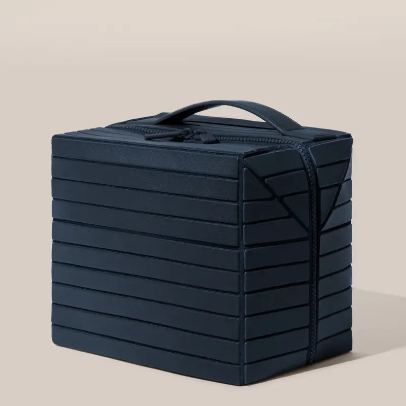 حقيبة جلدية مخططة فاخرة بيد علوية