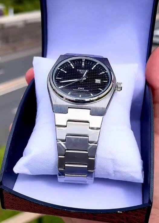 ⏱️ الأناقة السويسرية في معصمك – Tissot PRX Powermatic 80 باللون