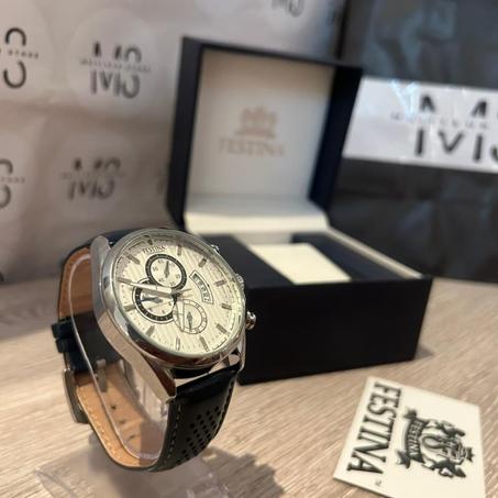 montre avec ceinture en cuir