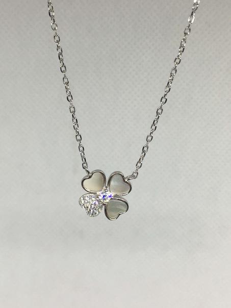 سلسلة من الفضة دات أناقة عصرية