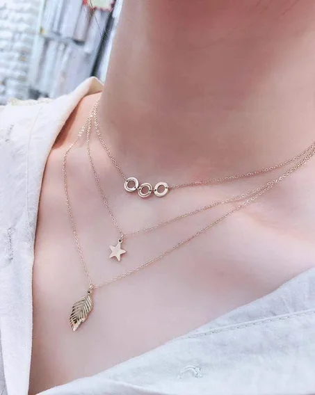 Un ensemble de trois coliers pour femmes de haute qualité