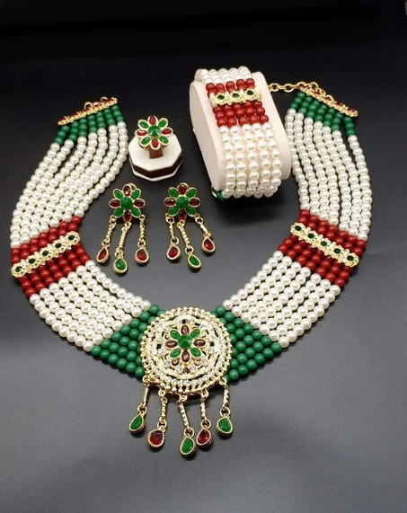 طاقم مجوهرات تقليدية ذات جودة عالية