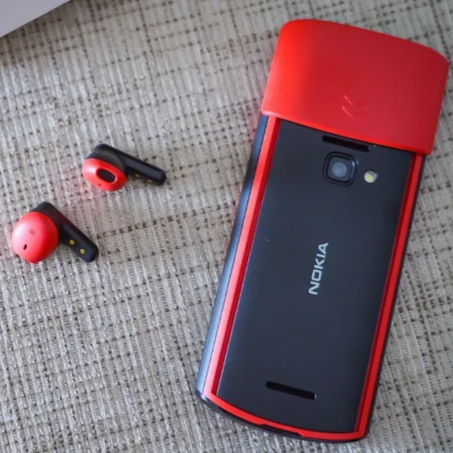 Nokia 5710XA - Téléphone Futuriste avec écouteurs Intégrées CT