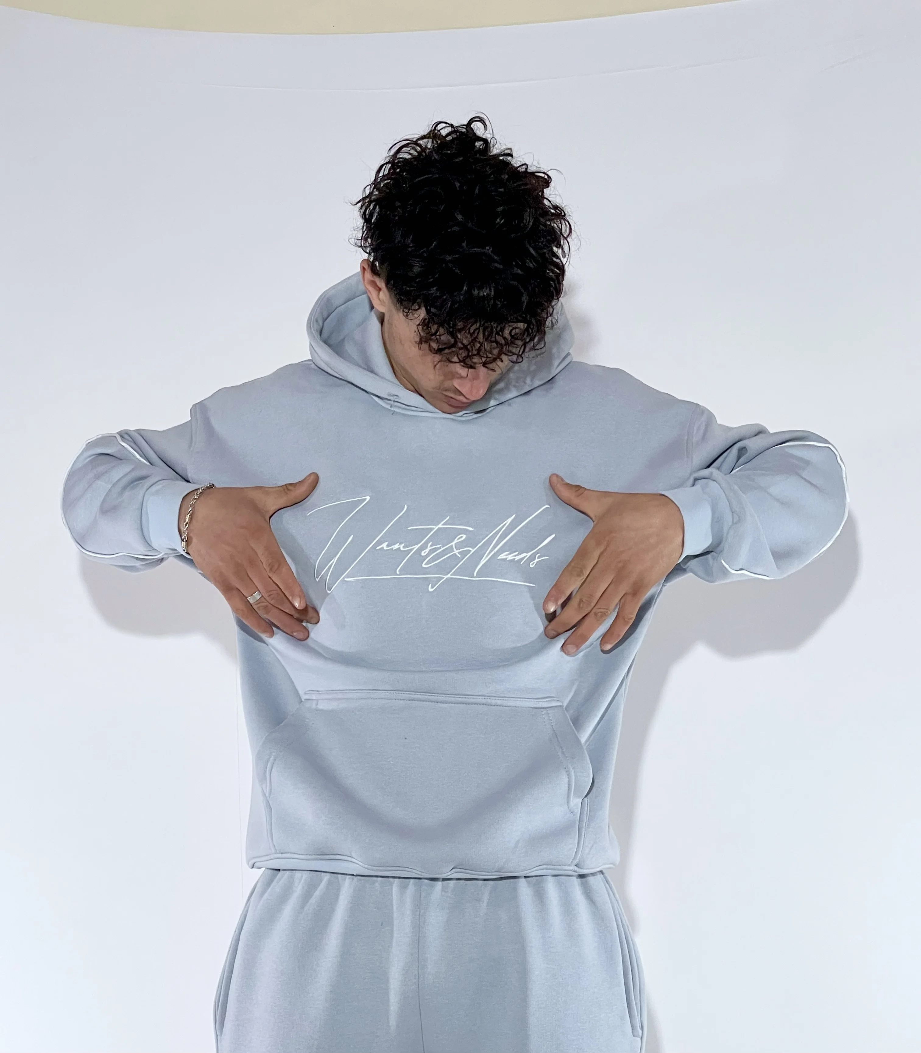 Sweatshirt à capuche gris