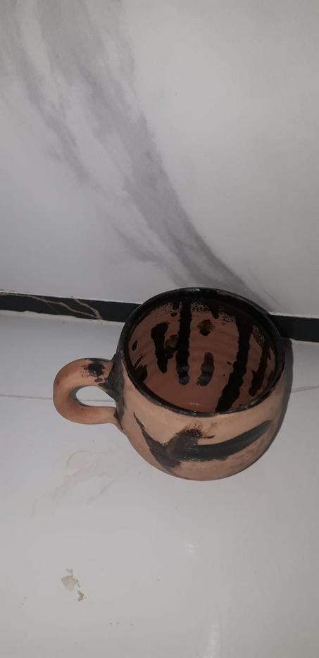 كأس الطين المزخرف بالقطران من الحضارة المغربية القديمة و الصناعة اليدوية/Tar-decorated clay cup from ancient Moroccan civilization, handmade