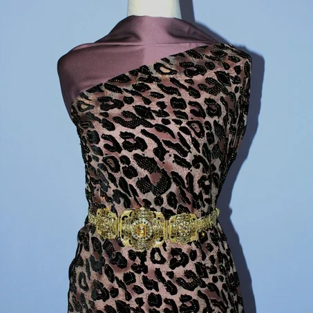 أميرة الأدغال: سحر الفهد المخملي والحرير الوردي