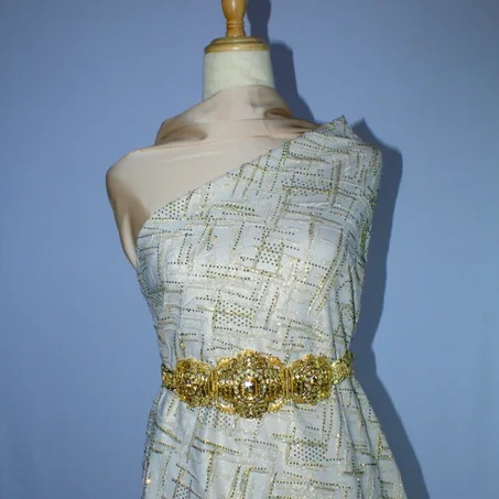 إشراقة الذهب: طقم البيج بالهندسة اللامعة