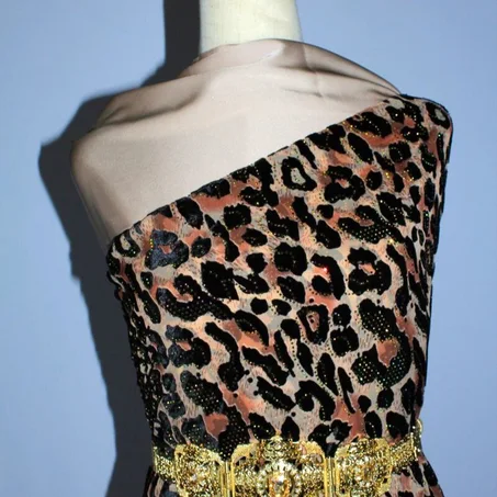 سحر الرمال: طقم الفهد بالبيج الملكي