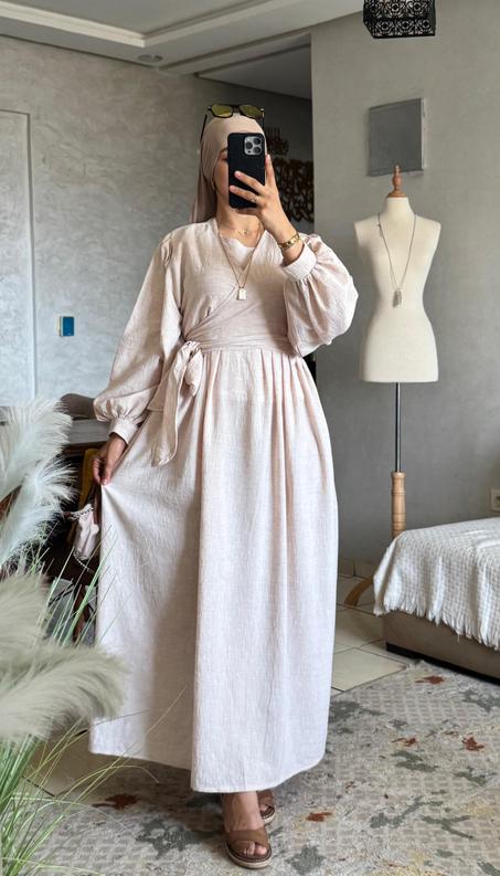 فستان راقٍ بتصميم أنثوي ناعم