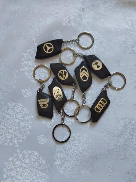 حامل مفاتيح السيارة بالعود القماري بشعار سيارتك من الفضة