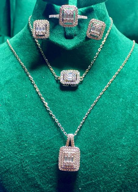 خمس قطع أنيقة من الفضة الخالصة، مطلية بالذهب الأبيض ومزينة بأحجار مضيئة