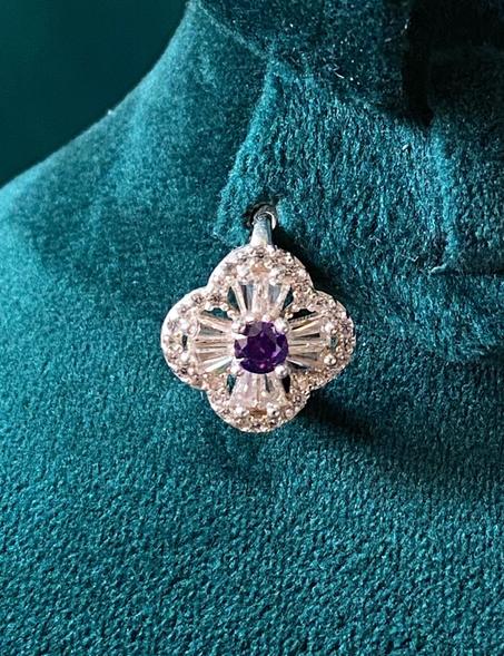 تصميم أنيق على شكل وردة رباعية، مثالي للمناسبات الراقية أو كهديّة فاخرة