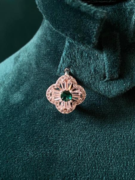 تصميم أنيق على شكل وردة رباعية، مثالي للمناسبات الراقية أو كهديّة فاخر