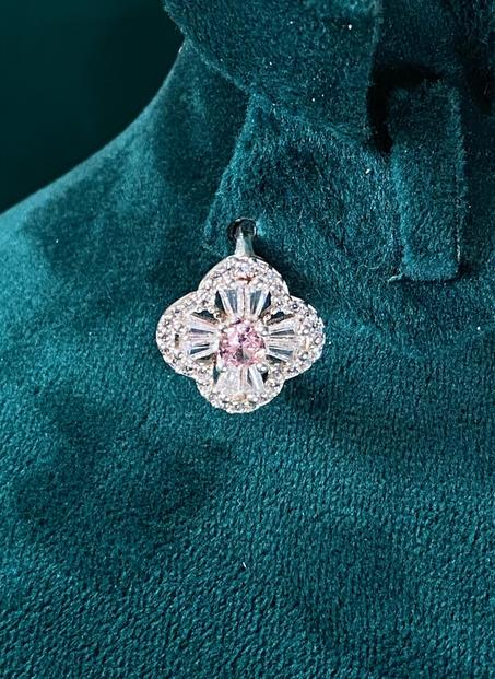 تصميم أنيق على شكل وردة رباعية، مثالي للمناسبات الراقية أو كهديّة فاخرة