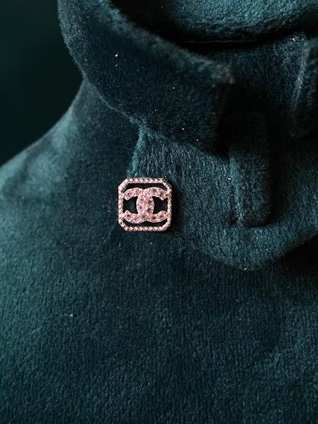 تصميم فاخر مستوحى من أشهر دور الأزياء، مرصّع بأحجار براقة لإطلالة لا تُنسى. مثالي للمناسبات أو كهدية راقية.