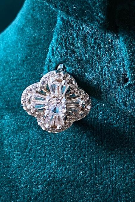 تصميم أنيق على شكل وردة رباعية، مثالي للمناسبات الراقية أو كهديّة فاخرة