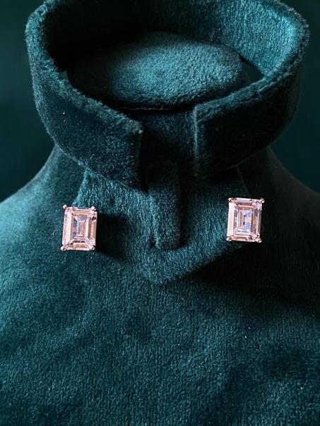 تصميم فاخر مستوحى من أشهر دور الأزياء، مرصّع بأحجار براقة لإطلالة لا تُنسى. مثالي للمناسبات أو كهدية راقية