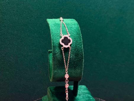 : تصميم بسيط وراقٍ مع   الشكل مزينة بالأحجار اللامعة.(925)