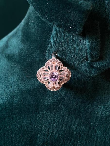 تصميم أنيق على شكل وردة رباعية، مثالي للمناسبات الراقية أو كهديّة فاخرة