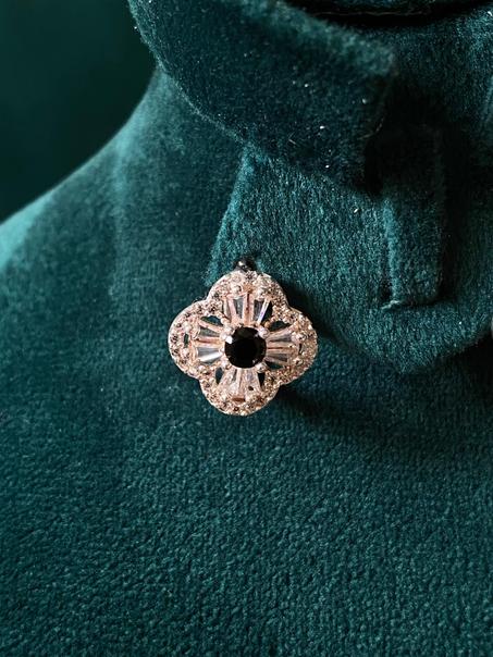 تصميم أنيق على شكل وردة رباعية، مثالي للمناسبات الراقية أو كهديّة فاخرة