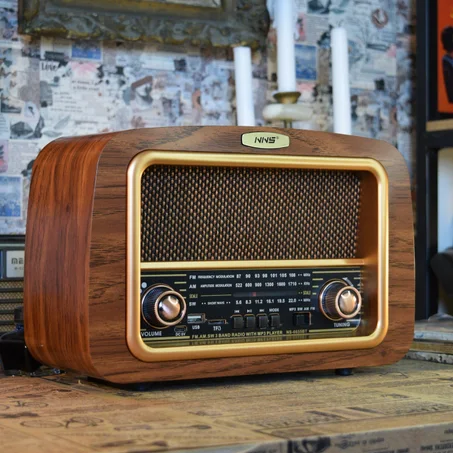 الراديو ليغايرجعك لأيام الزمن الجميل بجميع تفاصيله (الحجم الكبير.)