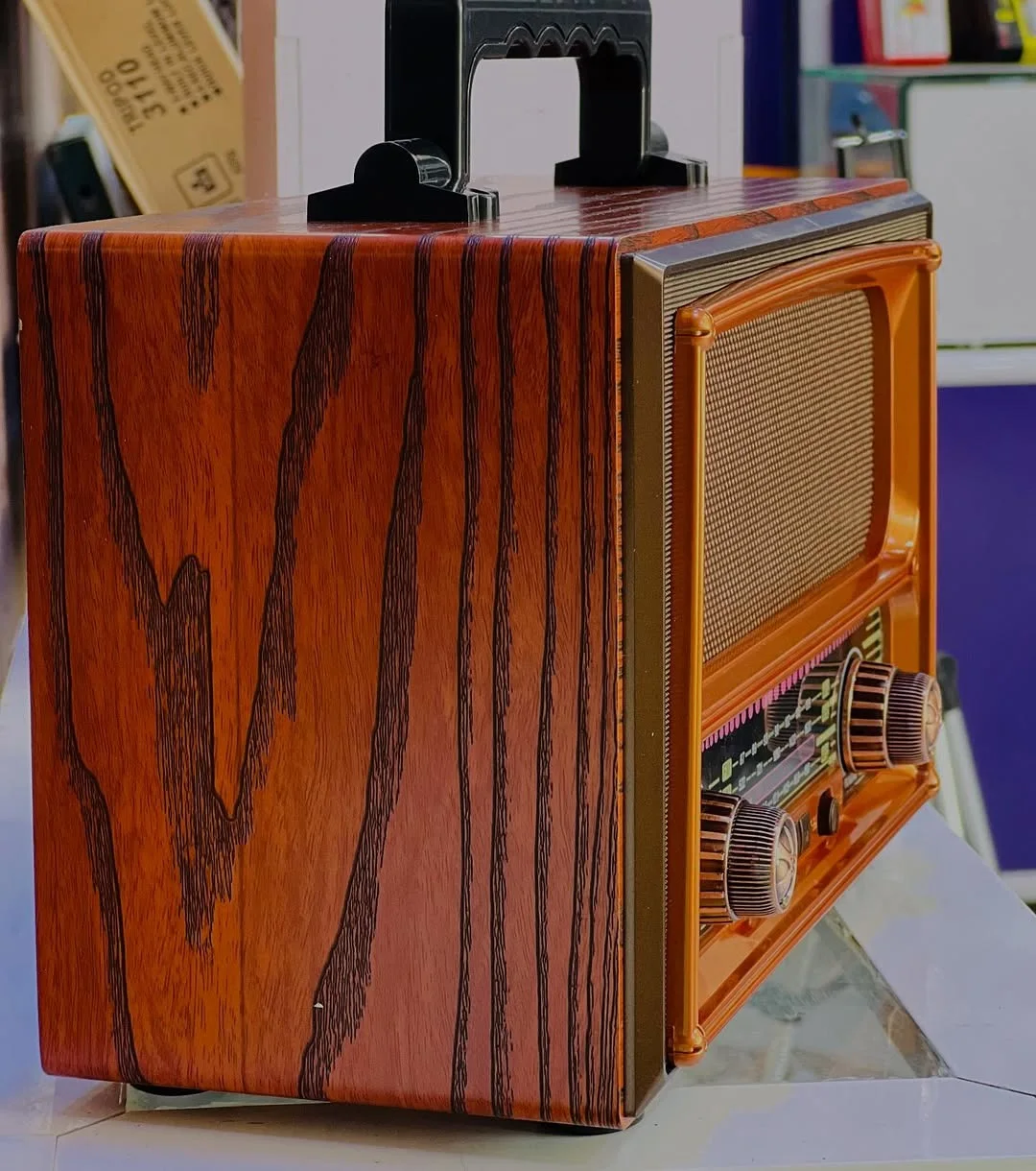 الراديو ليغايرجعك لأيام الزمن الجميل بجميع تفاصيله (الحجم الكبير)