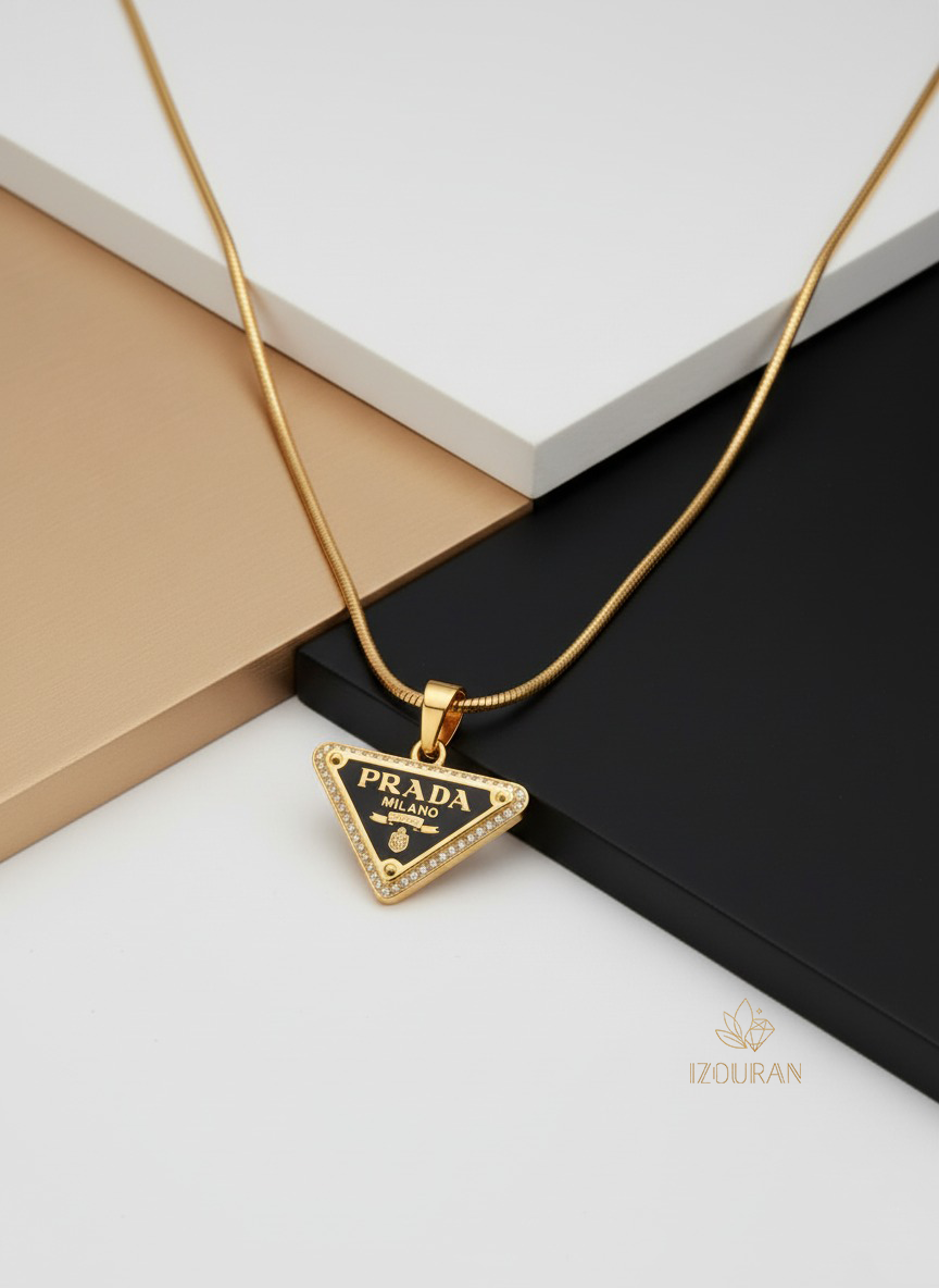 Collier Prada Doré Éclatant avec Pendentif Triangle