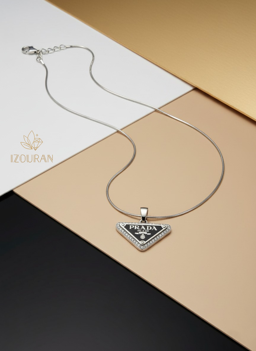 Collier Prada en argent avec pendentif triangulaire
