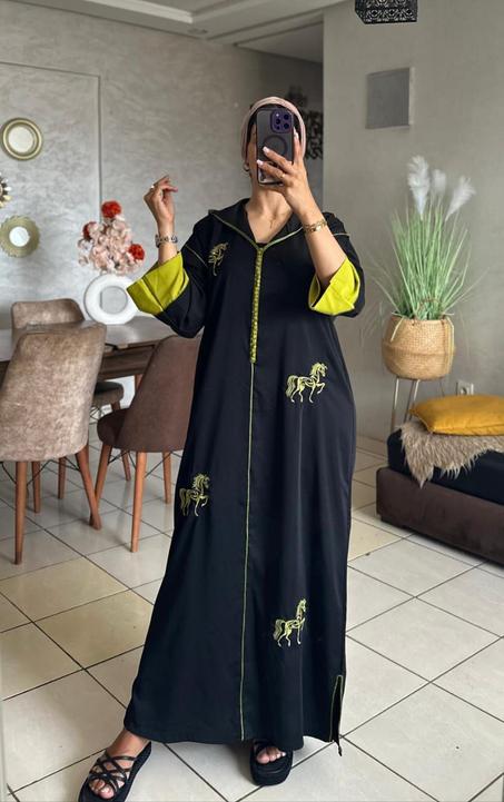 عادة اليكم من جديد جلابة بالطرز او العقاد توب كريب روزة L. Xl xxl التمن. 150. درهم