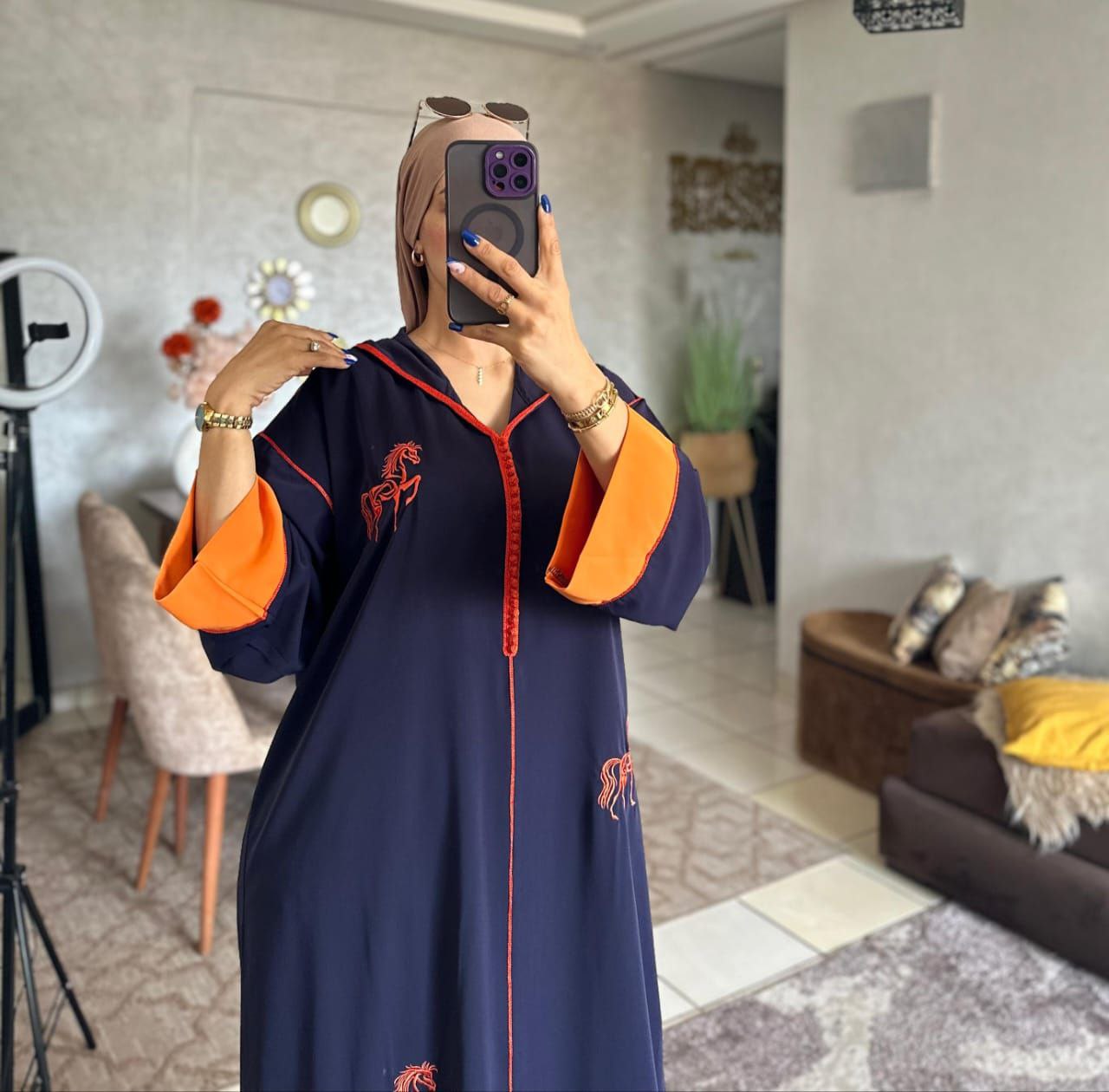 عادة اليكم من جديد جلابة بالطرز او العقاد توب كريب روزة L. Xl xxl التمن. 150. درهم
